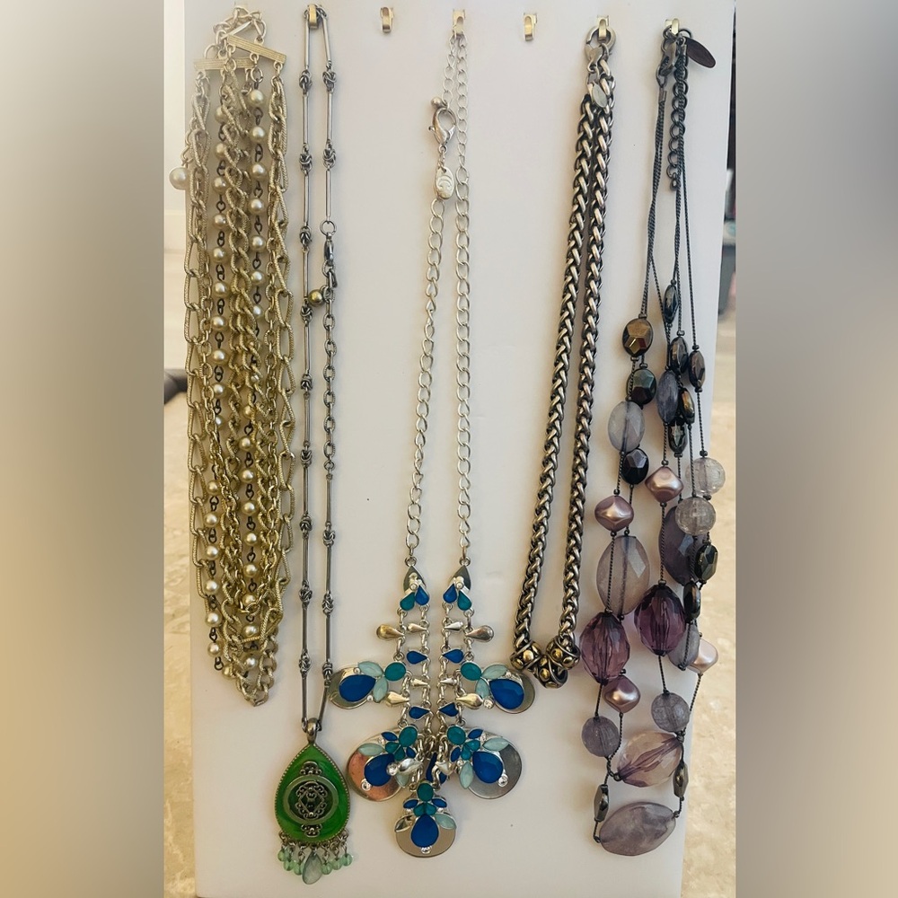 Lot of five gorgeous costume jewelry necklaces. All are in good condition.